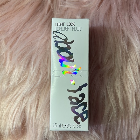 About-Face Light Lock Highlight Fluid by Halsey - Picture 10 of 13